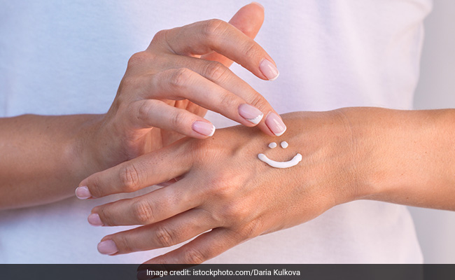 हाथों की फटी स्किन के लिए नहीं पड़ेगी हैंड क्रीम खरीदने की जरूरत, इन 5 चीजों को लगाएं Hand Cream की तरह 