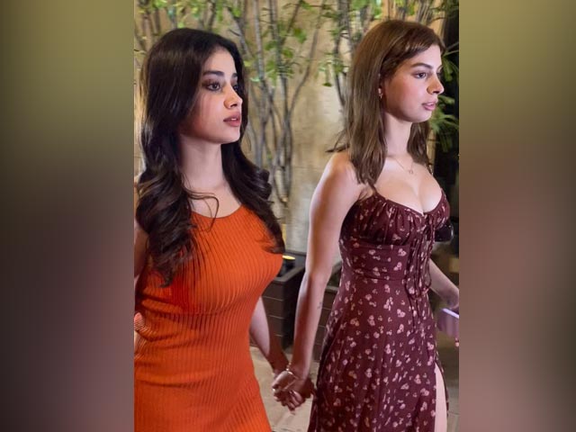 Janhvi And Khushi Kapoor Exited Manish Malhotra's Party Like This