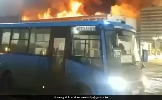 Viral Video: रूस में भीषण आग, जलती इमारत से पार्किंग में भागे लोग
