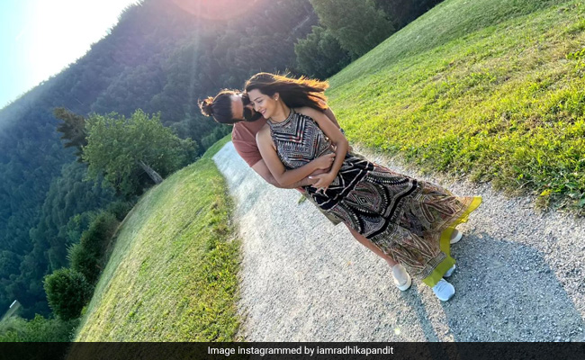 ICYMI: Pics From <i>KGF 2</i> Star Yash And Wife Radhika Pandit's 6th Anniversary