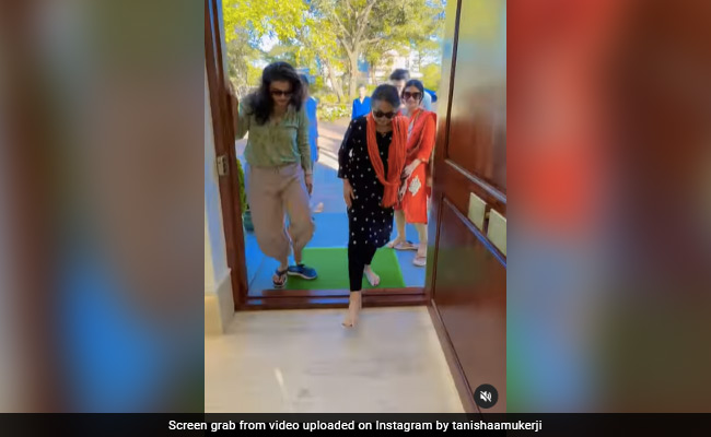 काजोल और तनीषा ने मां तनुजा को दिया ऐसा सरप्राइज, VIDEO देख फैन्स ने कहा- बेटियां हो तो ऐसी