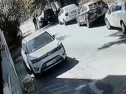 On CCTV, Man Repeatedly Stabs Woman On Busy Road In Karnataka, Runs Away On CCTV, Man Repeatedly Stabs Woman On Busy Road In Karnataka, Runs Away