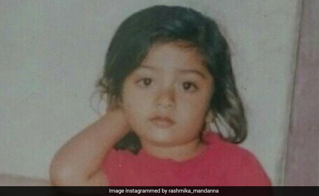 फोटो में नजर आ रही यह नन्ही बच्ची बन चुकी है साउथ और बॉलीवुड का फेमस चेहरा, 2022 में इसकी फिल्म ने मचाया तहलका, पहचाना क्या?