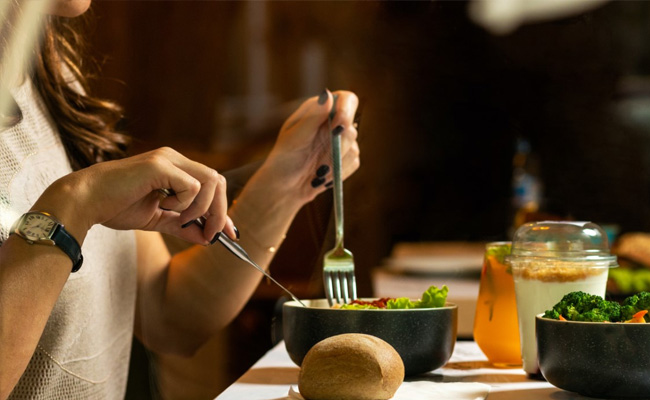 तीखा खाने के बाद महिला को आई खांसी, टूट गईं 4 पसलियां, वजह जान उड़ जाएंगे होश