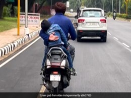 स्कूटी चलाते वक्त मां की तरह सोते बेटे को संभालते नजर आया पिता, VIDEO देख खुश हो जाएगा दिल स्कूटी चलाते वक्त मां की तरह सोते बेटे को संभालते नजर आया पिता, VIDEO देख खुश हो जाएगा दिल