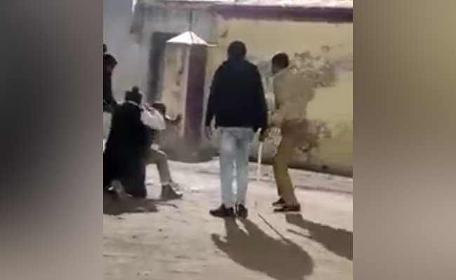 जेल के बाहर जेलकर्मियों ने साथी को बेहरहमी से पीटा, Video वायरल होने के बाद सभी निलंबित