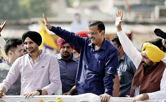 Harbhajan Singh Takes Part In AAP Roadshow With Arvind Kejriwal In Gujarat