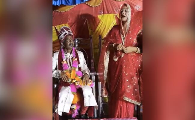 बुजुर्ग शख्स से शादी होने पर दुल्हन हुई आगबबूला, कहा- बुढ़े से शादी नहीं करेंगे!, देखें वायरल वीडियो