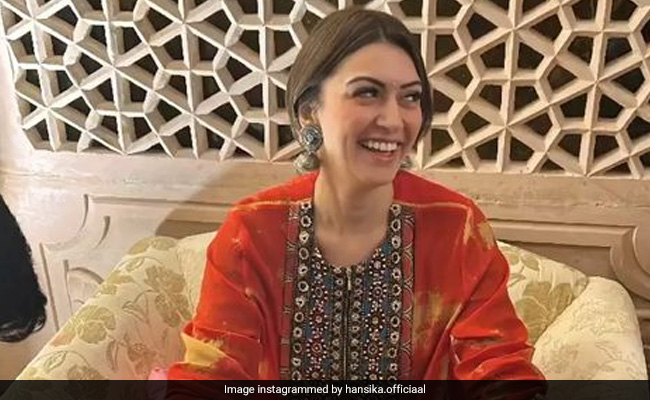 शादी के बाद हंसिका मोटवानी ने शेयर की पहली तस्वीर, एक्ट्रेस की मेहंदी और चूड़े से आप भी नहीं हटा सकेंगे नजर