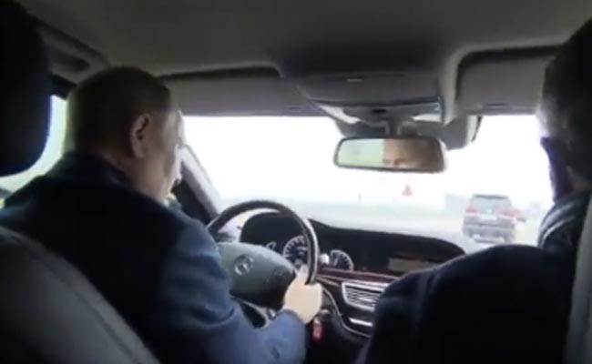 VIDEO: व्लादिमीर पुतिन ने क्रीमिया ब्रिज पर चलाई कार, यूक्रेन के हमले में हुआ था तबाह