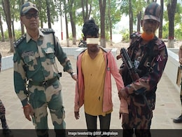 India Returns Bangladeshi Boy Who Had Accidentally Crossed Border India Returns Bangladeshi Boy Who Had Accidentally Crossed Border