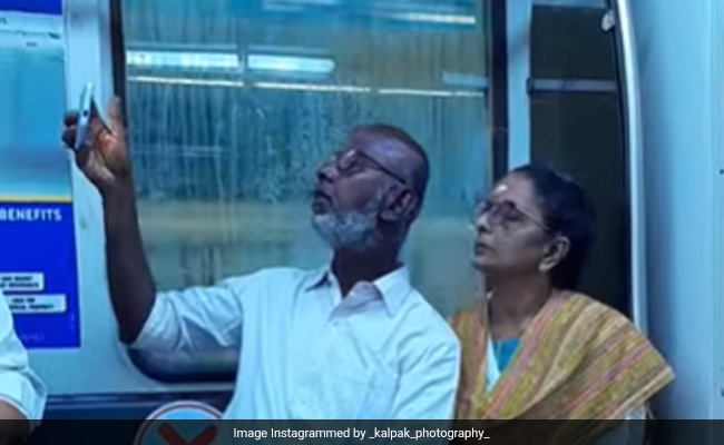 Viral Video: Elderly Couple Struggles To Take Perfect Selfie Inside Metro, Cute Moment Wins Hearts