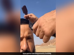 सऊदी अरब के रेगिस्तान में बाल कटवाते  DJ Khaled का वीडियो हुआ वायरल, यूजर्स ने दिए अजीबोगरीब रिएक्शन सऊदी अरब के रेगिस्तान में बाल कटवाते  DJ Khaled का वीडियो हुआ वायरल, यूजर्स ने दिए अजीबोगरीब रिएक्शन