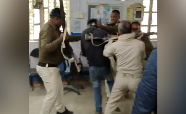 बिहार: कटिहार में हथौड़ा लेकर बैंक में घुसा युवक, जमकर की तोड़फोड़, पुलिस ने ऐसे किया काबू