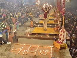 वाराणसी में गंगा आरती के दौरान पीएम मोदी की मां हीराबेन को दी गई श्रद्धांजलि वाराणसी में गंगा आरती के दौरान पीएम मोदी की मां हीराबेन को दी गई श्रद्धांजलि