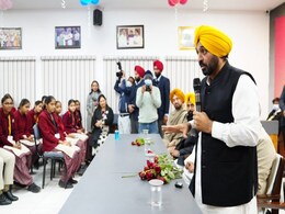 विद्यार्थियों को आने वाली चुनौतियों के लिए तैयार कर रहे हैं पंजाब के सरकारी स्कूल : भगवंत मान विद्यार्थियों को आने वाली चुनौतियों के लिए तैयार कर रहे हैं पंजाब के सरकारी स्कूल : भगवंत मान
