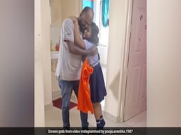 Emotional Videos 2022: पापा को नौकरी मिलने पर बेटी की खुशी देख भावुक हुए लोग, देखें वीडियो Emotional Videos 2022: पापा को नौकरी मिलने पर बेटी की खुशी देख भावुक हुए लोग, देखें वीडियो