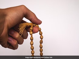 तुलसी की पूजा में मंत्रों के जाप से प्रसन्न होते हैं भगवान विष्णु, जानिए कौनसे मंत्र हैं बेहद शुभ तुलसी की पूजा में मंत्रों के जाप से प्रसन्न होते हैं भगवान विष्णु, जानिए कौनसे मंत्र हैं बेहद शुभ