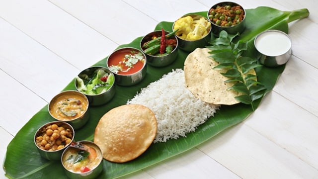 Using banana leaves instead of plastic or metal plates significantly reduces environmental waste