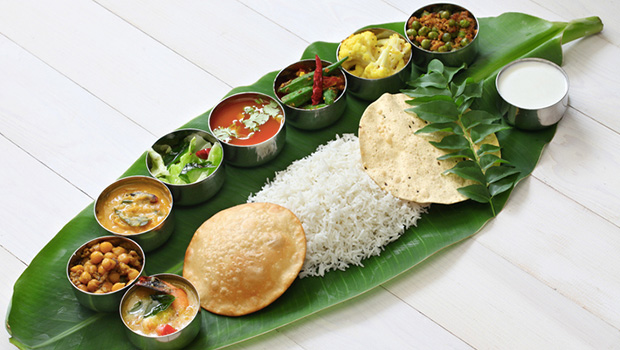 Using banana leaves instead of plastic or metal plates significantly reduces environmental waste