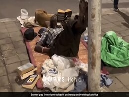 सड़क किनारे लेटकर अंग्रेजी नॉवेल पढ़ रहा था बुजुर्ग, पास जाकर पता चला कुछ ऐसा, किसी को नहीं हुआ यकीन सड़क किनारे लेटकर अंग्रेजी नॉवेल पढ़ रहा था बुजुर्ग, पास जाकर पता चला कुछ ऐसा, किसी को नहीं हुआ यकीन