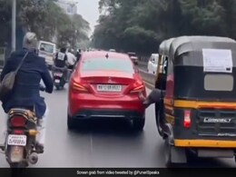 Viral Video: Auto Driver Pushes Mercedes With His Leg, Internet In Splits Viral Video: Auto Driver Pushes Mercedes With His Leg, Internet In Splits