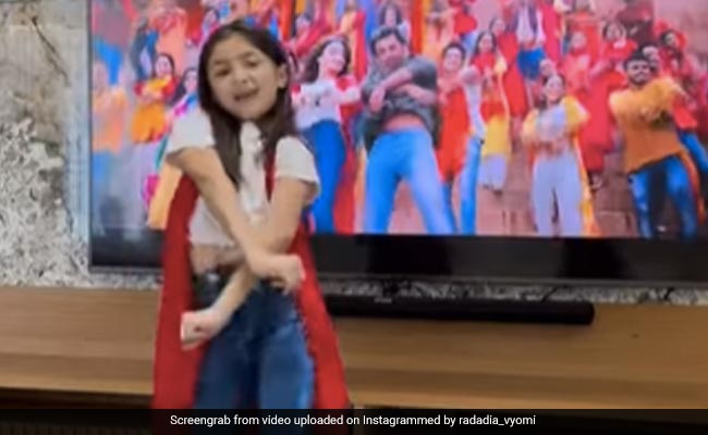Watch: Girl Recreates Alia Bhatt's Dance Moves From <i>'Kesariya'</i>, Internet In Awe Of Her Talent