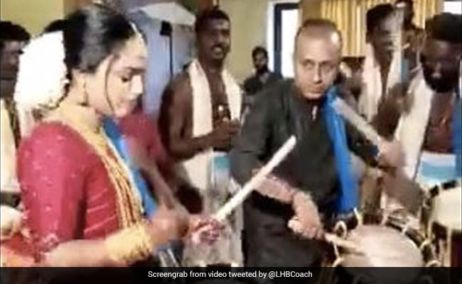 दुल्हन ने मैरिज फंक्शन में पापा के साथ मिलकर बजाया ढोल, वीडियो में वजह जानकर कहेंगे- बेटी हो तो ऐसी