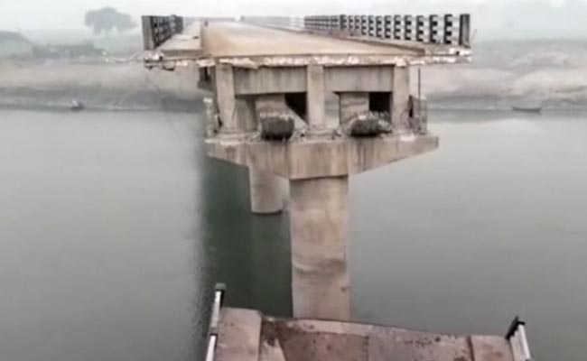 बिहार : उद्घाटन से पहले गिरा बूढ़ी गंडक नदी पर बना पुल का हिस्सा, दरारों की लोगों ने की थी शिकायत