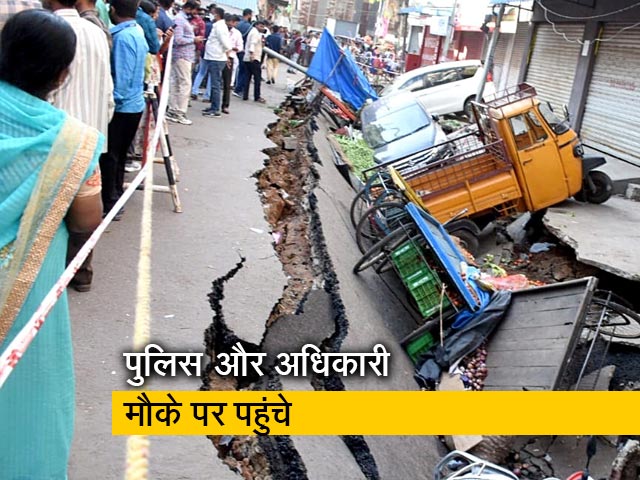 हैदराबाद में अचानक धंसी सड़क, कई गाड़ियां गड्ढे में गिरीं