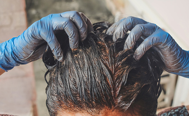 बालों में चमक ले आएगा मेहंदी का यह हेयर मास्क, जान लीजिए किस तरह होगा तैयार