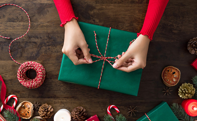 Christmas 2023: बच्चों से लेकर बड़ों तक को देने के लिए 10 क्रिसमस Gift Ideas, देखिये पूरी लिस्ट
