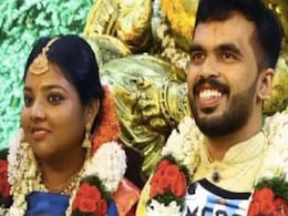 शादी के दिन दुल्हन ने Mbappe तो दूल्हे ने पहनी Messi की जर्सी, फेरे खत्म होते ही मैच देखने दौड़ा कपल! शादी के दिन दुल्हन ने Mbappe तो दूल्हे ने पहनी Messi की जर्सी, फेरे खत्म होते ही मैच देखने दौड़ा कपल!