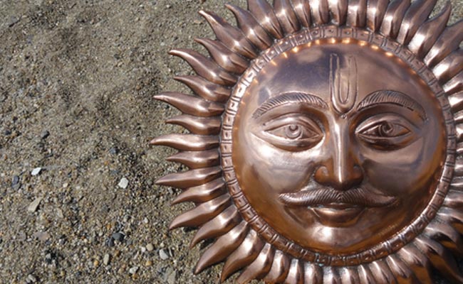 Vastu Tips: घर की इस दिशा में लगाएं तांबे का सूरज, सुख-समृद्धि से भरा रहता है पूरा परिवार!