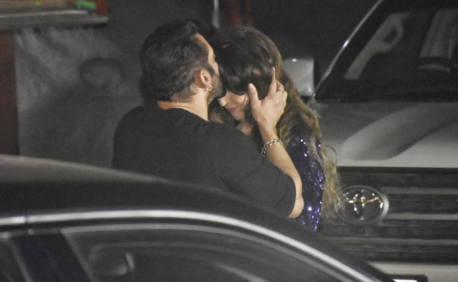 Video: Salman Khan Kisses Ex Sangeeta Bijlani On Forehead At His Birthday Bash