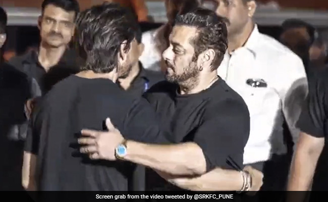 Viral: Shah Rukh Khan Hugs Birthday Boy Salman Khan At Party. Watch