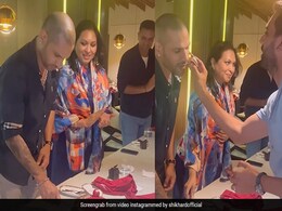 Shikhar Dhawan ने काटा केक, राहुल द्रविड़ ने बजाई ताली, ऐसे मना 'गब्बर' के बर्थडे का जश्न- Video Shikhar Dhawan ने काटा केक, राहुल द्रविड़ ने बजाई ताली, ऐसे मना 'गब्बर' के बर्थडे का जश्न- Video