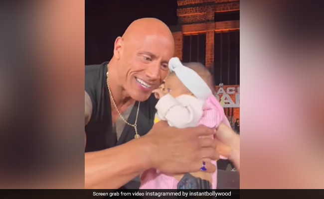 VIDEO: Fast & Furious स्टार ड्वेन जॉनसन ने गोद में ली फैन की छोटी बच्ची, हॉलीवुड एक्टर ने इस तरह जताया प्यार, ये देख फिदा हुए लोग