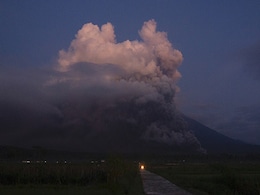 Indonesia Raises Alert, Evacuates Residents After Volcano Erupts Indonesia Raises Alert, Evacuates Residents After Volcano Erupts