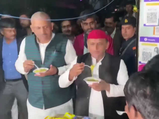 VIDEO : सड़क किनारे ठेले पर नूडल्स खाते हुए स्पॉट हुए अखिलेश यादव