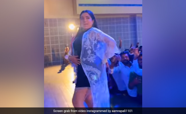 आम्रपाली दुबे ने अयोध्या के कॉलेज में जमकर किया डांस, दर्शकों ने भी खूब मचाया हंगामा