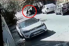 On CCTV, Karnataka Man Stabs Woman Multiple Times On Busy Road On CCTV, Karnataka Man Stabs Woman Multiple Times On Busy Road