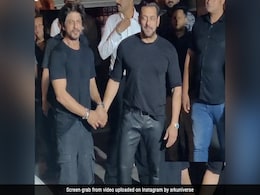 सलमान खान के बर्थडे में पहुंचे शाहरुख खान, करण-अर्जुन की जोड़ी ने हाथ पकड़े दिए पोज, फैंस ने दिया ये रिएक्शन सलमान खान के बर्थडे में पहुंचे शाहरुख खान, करण-अर्जुन की जोड़ी ने हाथ पकड़े दिए पोज, फैंस ने दिया ये रिएक्शन
