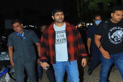 अभिनेता कार्तिक आर्यन ने फैंस के साथ क्लिक की सेल्फी अभिनेता कार्तिक आर्यन ने फैंस के साथ क्लिक की सेल्फी