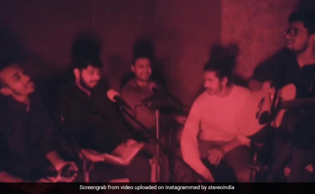 Watch: Band's Soulful Rendition Of <i>'Mera Dil Yeh Pukare Aaja'</i> Impresses Internet
