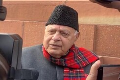 Watch: Farooq Abdullah Sings <i>Jeena Yahan Marna Yahan</i> At Parliament Complex Watch: Farooq Abdullah Sings <i>Jeena Yahan Marna Yahan</i> At Parliament Complex