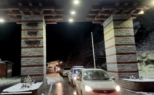 Tourists In Over 400 Vehicles, Stranded At Himachal's Atal Tunnel, Rescued
