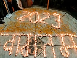 वाराणसी के दशाश्वमेध घाट पर गंगा की आरती में नए साल का स्वागत वाराणसी के दशाश्वमेध घाट पर गंगा की आरती में नए साल का स्वागत