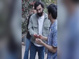 VIDEO: रणबीर कपूर के साथ बार-बार सेल्फी ले रहा था फैन, गुस्से में एक्टर ने फेंक दिया मोबाइल VIDEO: रणबीर कपूर के साथ बार-बार सेल्फी ले रहा था फैन, गुस्से में एक्टर ने फेंक दिया मोबाइल