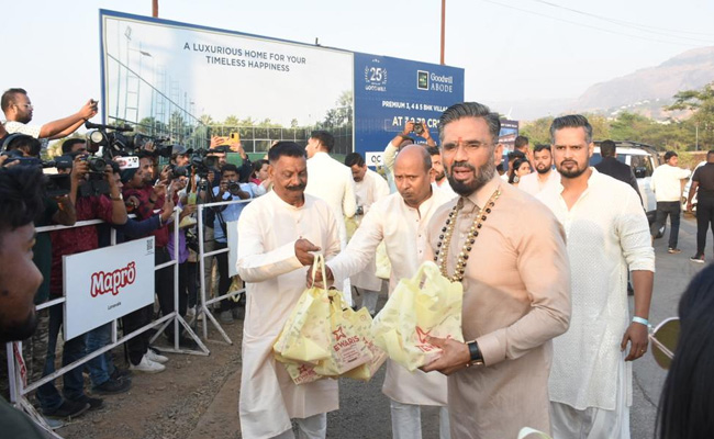 Athiya Shetty Marries KL Rahul: Suniel Shetty And Son Ahan Distribute Sweets To Media